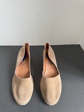 Women's Suede Espadrille Flats in Tan. EU 40